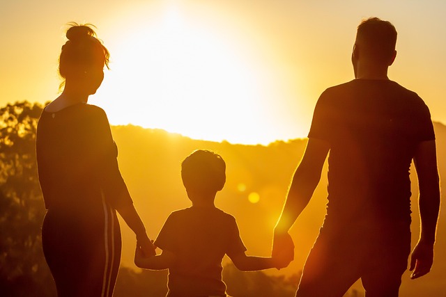 Familie mit Kind auf dem Flyer zur Veranstaltung Aktuelle Psychologie