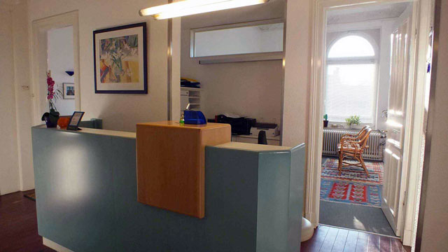 Dr. med. Erdogan uzman hekim muayenehanesinde güven veren atmosfer